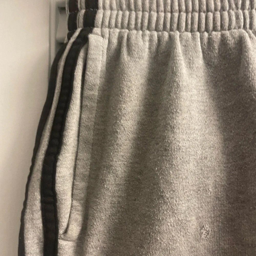 Adidas Boys Medium 10/12 Grey Sweatpants w/Iconic Black Side Stripe Pockets